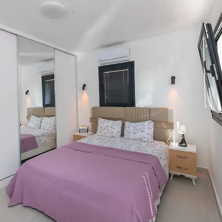 Modern With Garden And Terrace Near Beach In The Heart Of Bodrum
