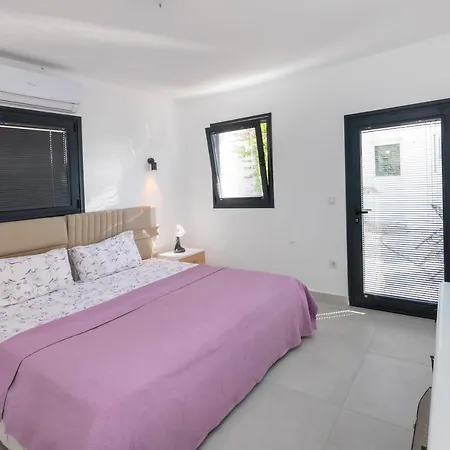 Modern With Garden And Terrace Near Beach In The Heart Of Villa